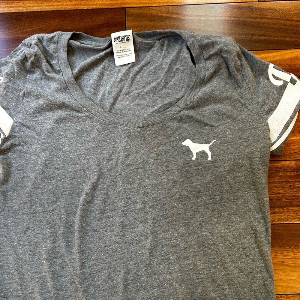 ❤️Pink Gray V-Neck T-Shirt with Dog Emblem - Picture 3 of 5
